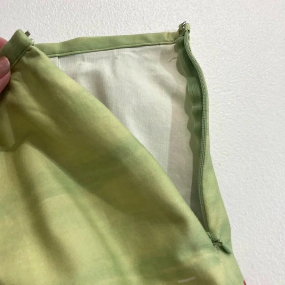 NWT New York city design co. Womans skirt knee length. Green city. Side zip,
